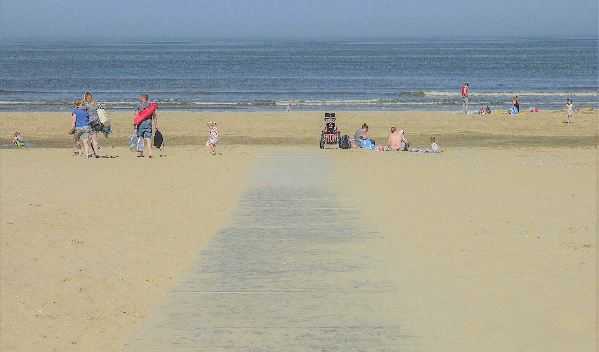 Onderling houden de strandgangers gepaste afstand, behalve natuurlijk gezinnen. | Foto: Adrie van Duijvenvoorde