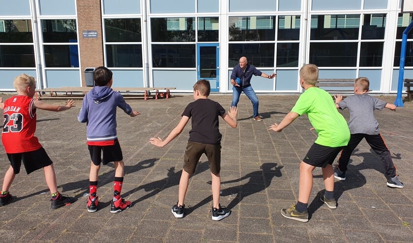 Wethouder Arno van Kempen geeft de eerste buitentraining op het schoolplein van de KTS. | Foto: pr.