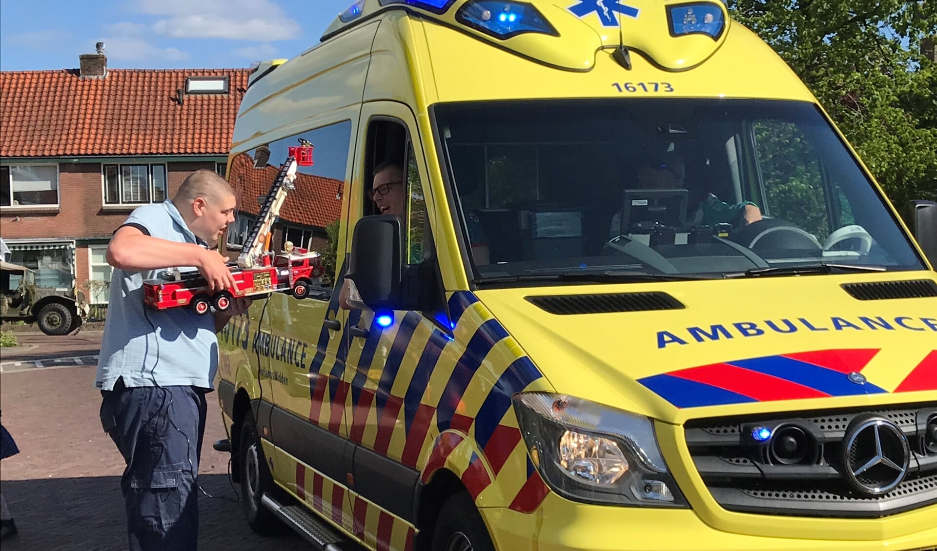 Rein laat trots zijn brandweerauto zien aan een ambulancebroeder. 