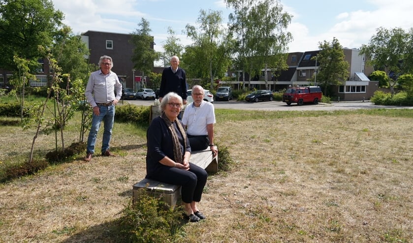 De Omwonenden Vereniging Centrumplein gaat zich met hand en tand verzetten tegen het plan voor een woontoren op de plek van het oude gemeentehuis. V.l.n.r. Marten Brederode, Joke Smit, Arie Roest en Herbert Smit.