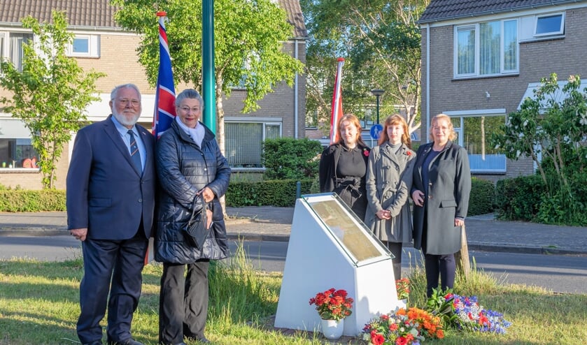 De heer en mevrouw Megchelse, mevrouw Caroline van Tongeren en haar dochters Bojoura en Moïse du Clou legden bloemen bij het monument. |