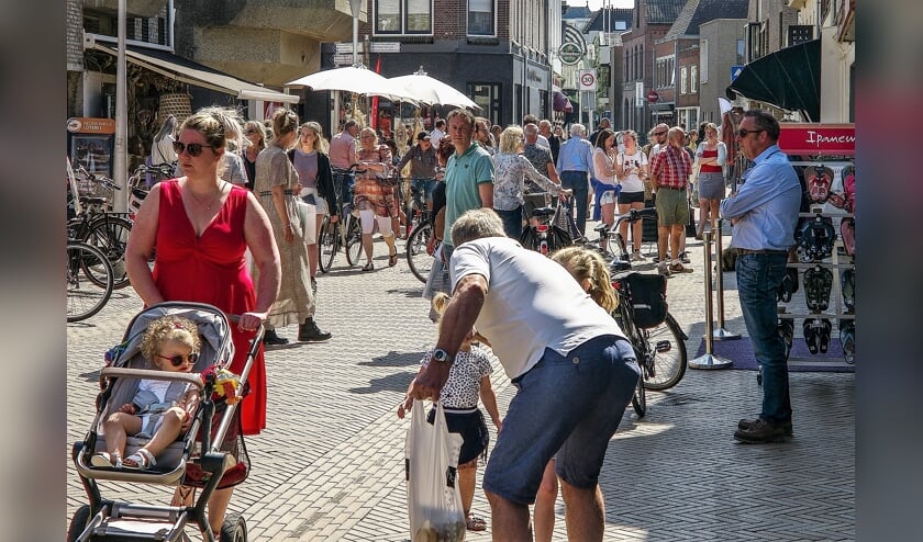 Drukte in het winkelcentrum van Katwijk aan Zee.