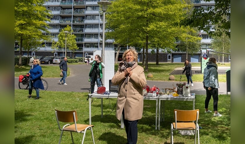 Burgemeester Driessen wacht in spanning of er op een van de balkons 'bingo!' geroepen wordt. | Foto: J.P. Kranenburg