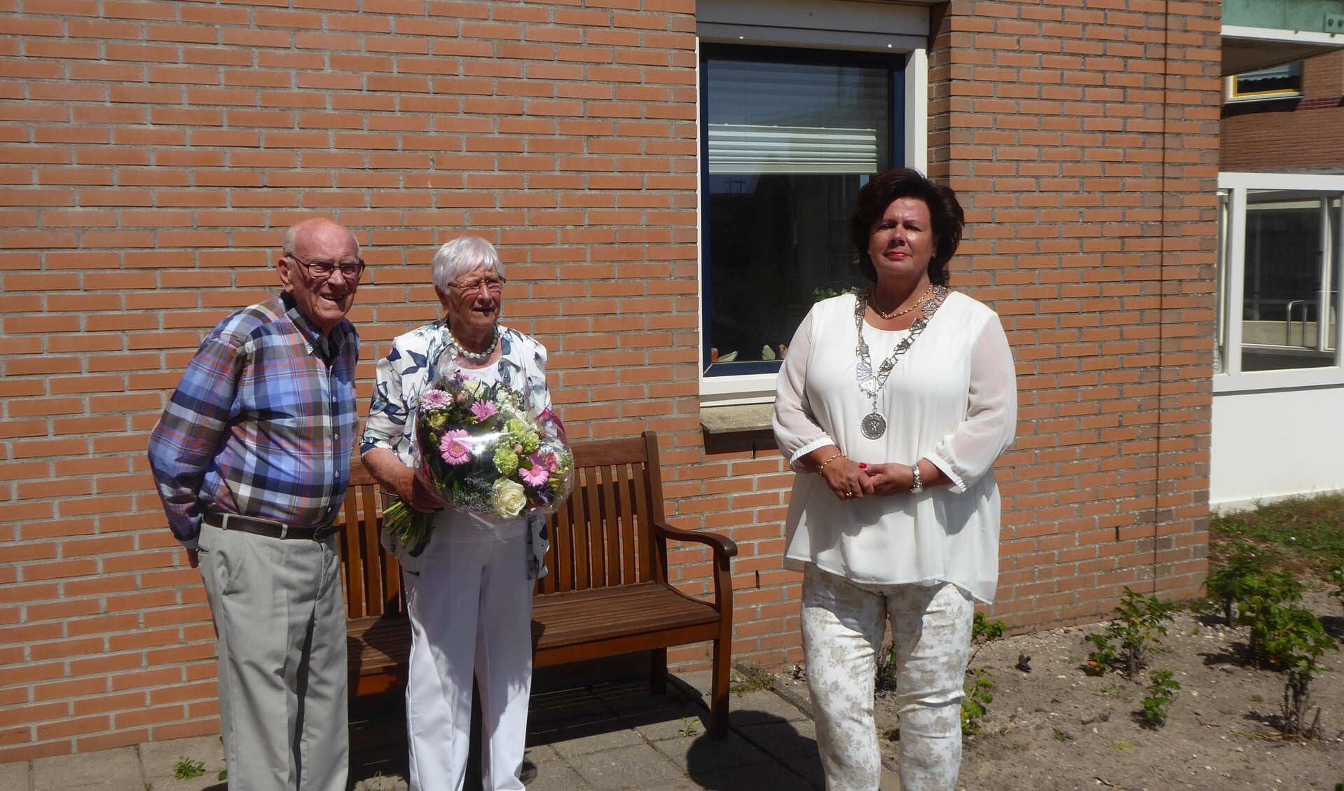 Willem en Aad Passchier beleefden afgelopen zondag hun 60-jarige trouwdag. | Foto: Ina Verblaauw