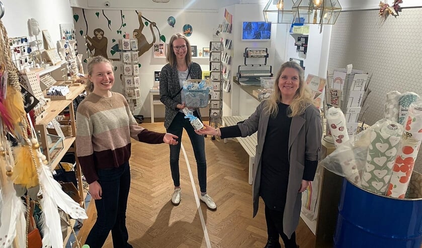 Vera en Manon, de initiatiefnemers van de Thorbeckehof-hulplijn, ontvingen een presentje van Klaar.