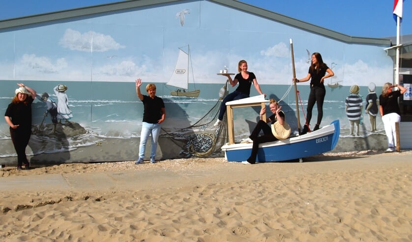 Foto: De bediening van Willy Zuid op de foto voor de muurschildering.