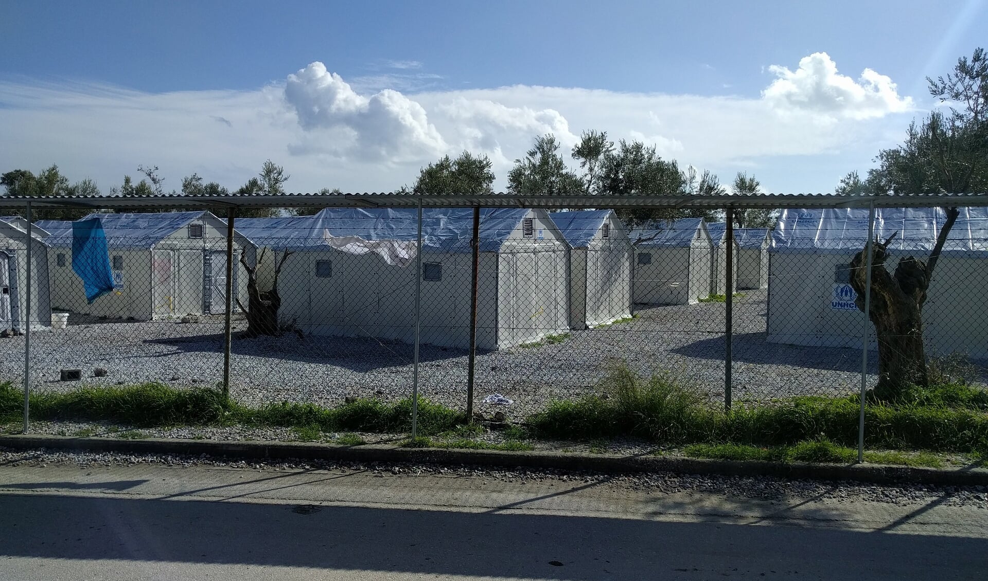 Op het Griekse eiland Lesbos zijn diverse vluchtelingenkampen gerealiseerd voor de opvang van met name Syriërs die hun land ontvlucht zijn.