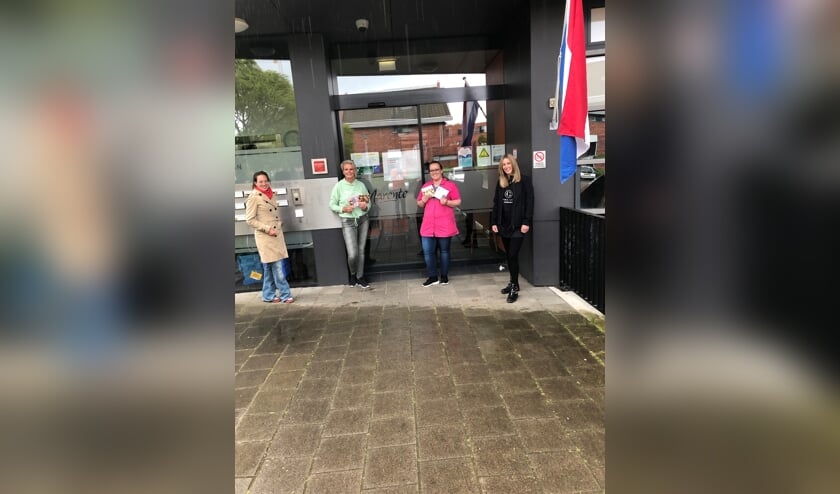 Madelief van Haarlem (llinks namens Zoete Madeliefjes) en Michelle (rechts, namens PMU Art Sassenheim) overhandigen hun presentjes bij Bolero in Voorhout. Claudia van der Tuin, bedenker van de actie, kon helaas niet komen voor de foto.
