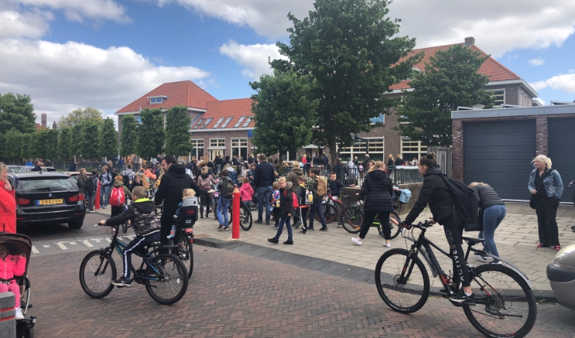 Maandag, rond kwart over twaalf, was het ontzettend druk bij de Prinsenhofschool. | Foto: Caroline Spaans