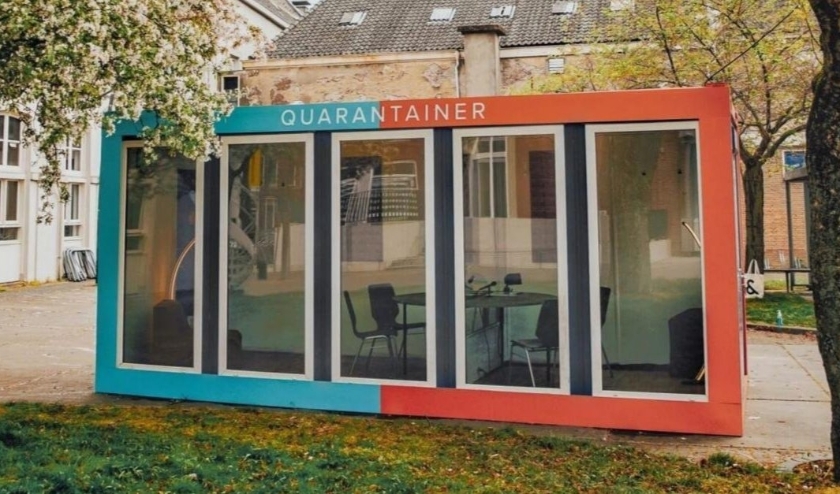 Zo ziet de Quarantainer eruit. Zo'n soortgelijk ontmoetingshuisje werd onlangs ook bij Berkhout geplaatst.