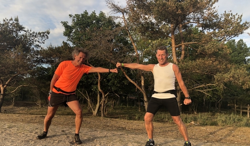 Henk de Jong en Hans Maarschalk geven de trailruntraining op donderdagavond in de Amsterdamse Waterleidingduinen.