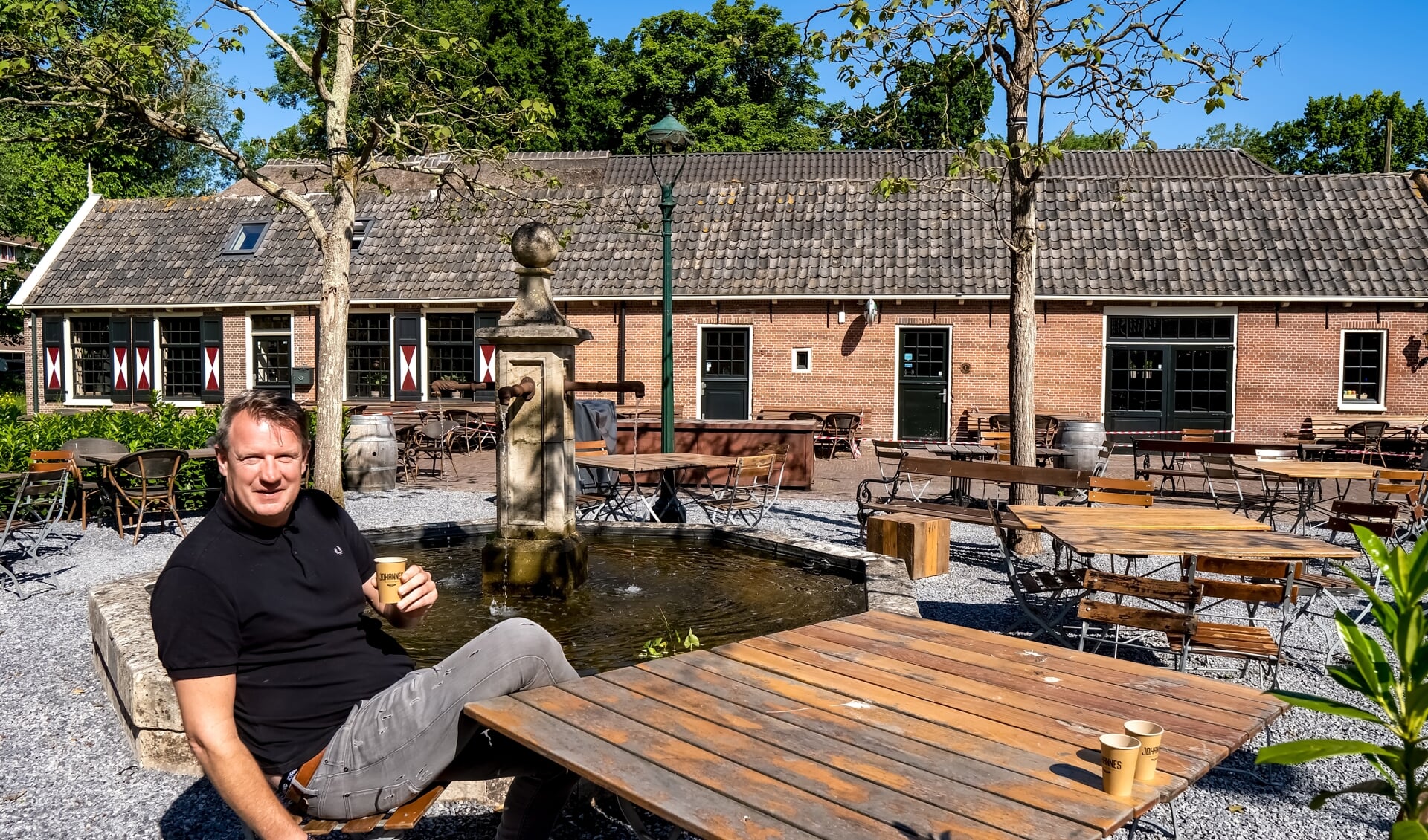 Bob Meijer op het vernieuwde en corona-aangepaste terras van Brasserie Park. 