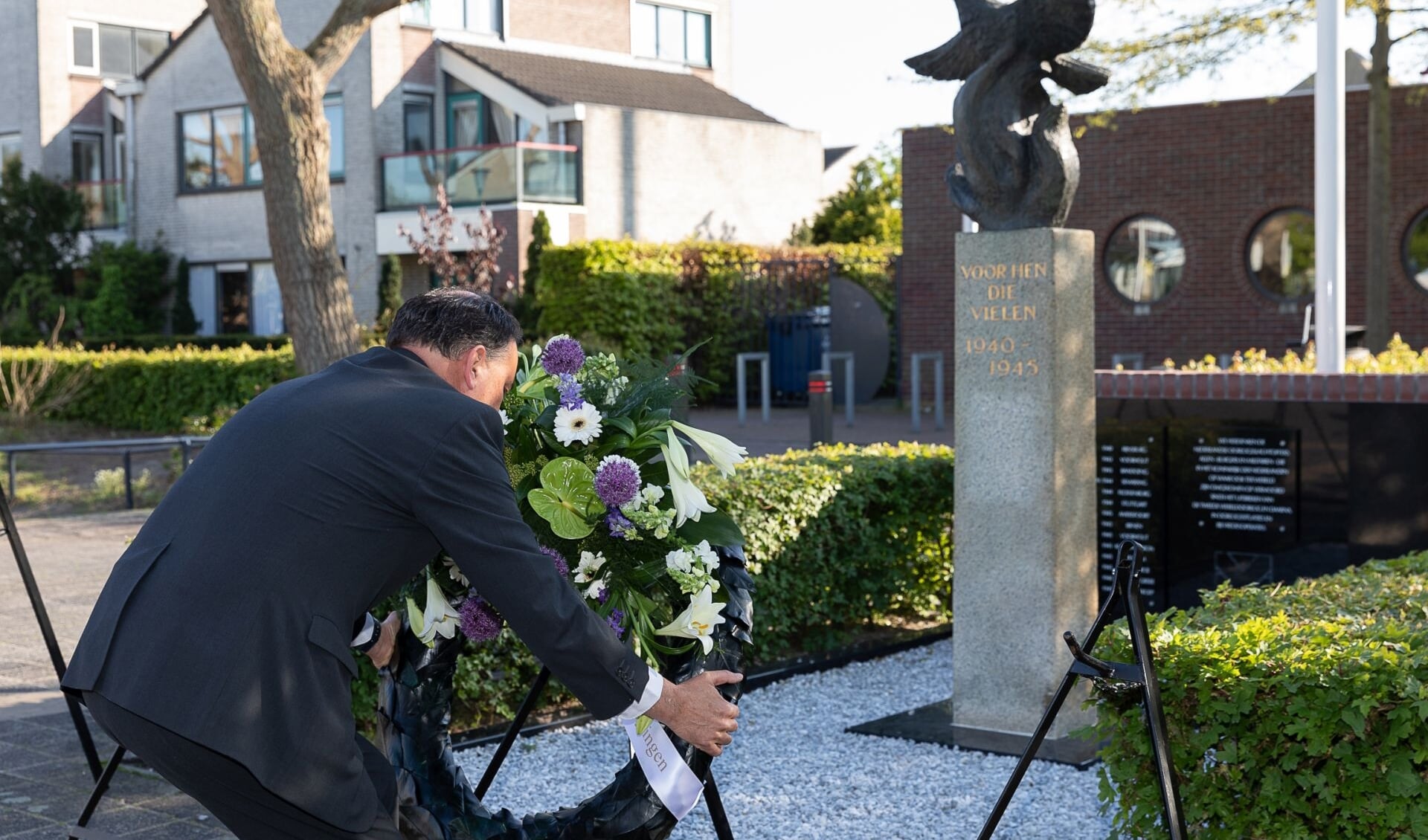 Ton Wolvers, voorzitter OVV, legt een krans bij het monument in Voorhout. De foto is op een eerder moment gemaakt. 