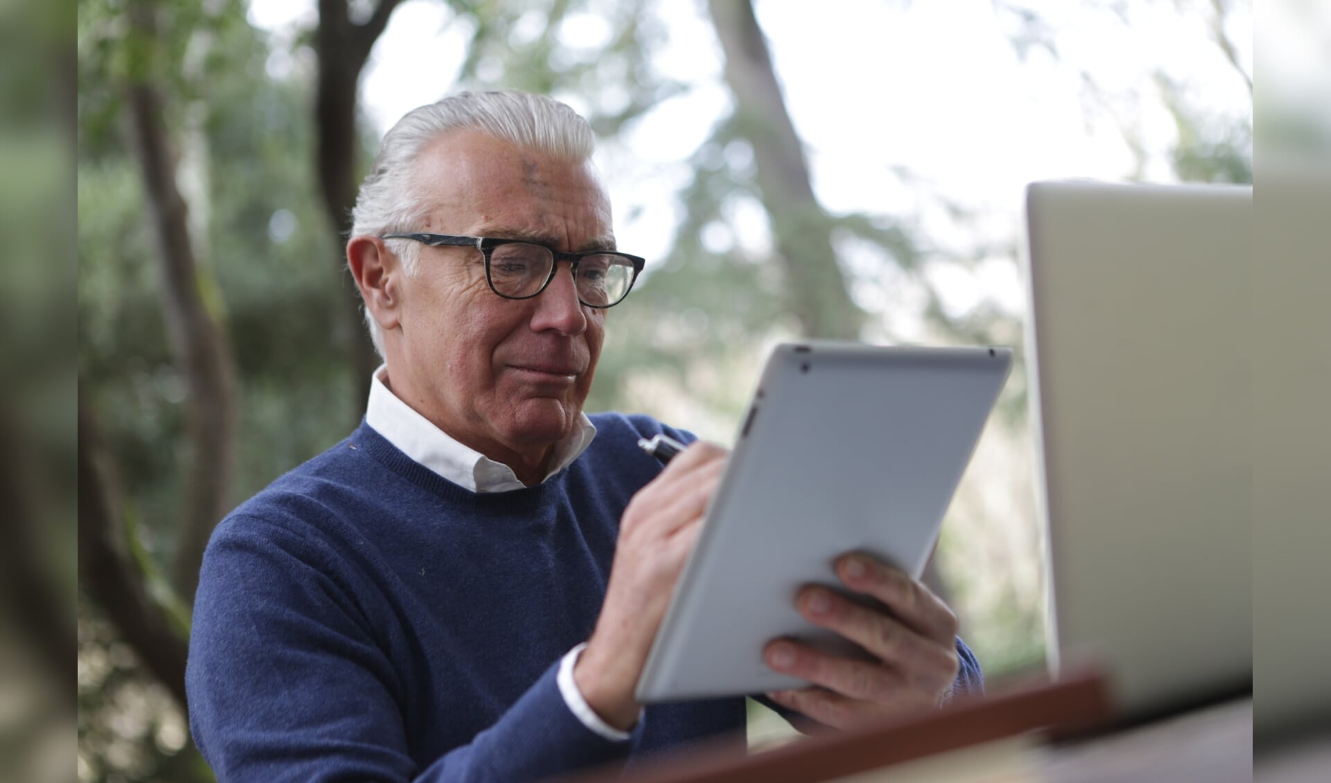 Niet iedereen is even vaardig met de tablet of smartphone. Met name ouderen hebben in dat opzicht vaak een achterstand. Met speciale lessen worden zij er ook handiger in.