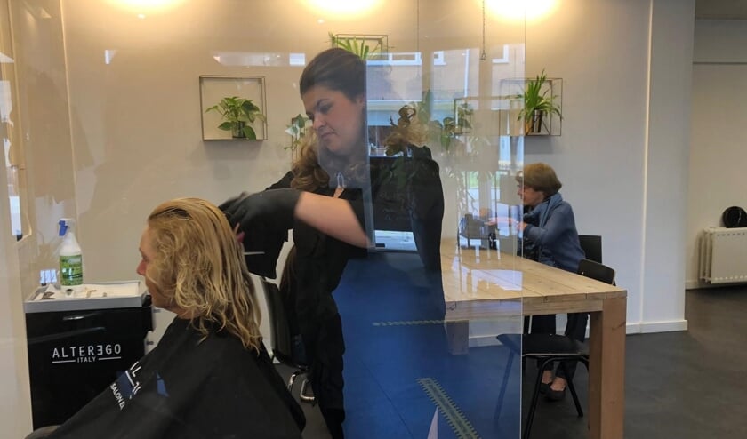 Wendy kleurt en knipt achter het scherm. | Foto: Carla de Jong.