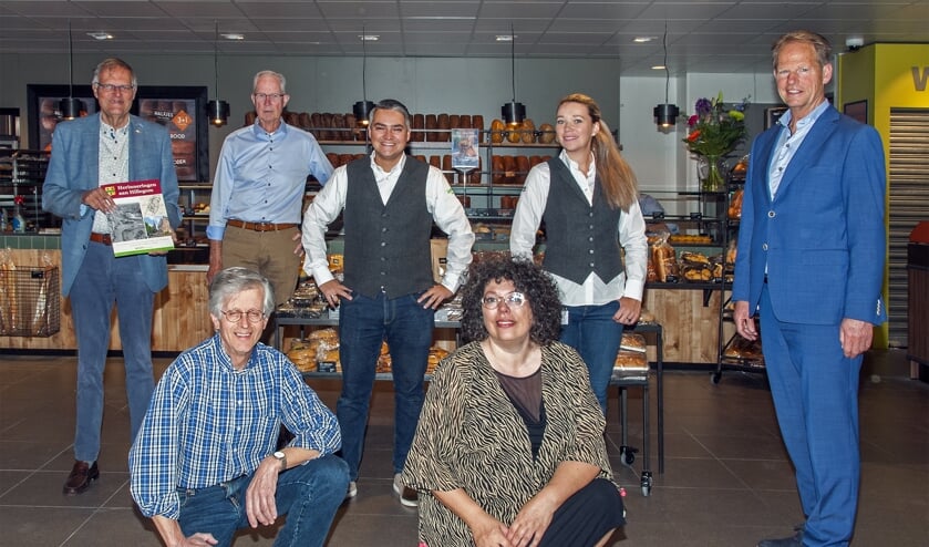 vlnr: Hans Lommerse, Jan Zeilemaker, Serdar en Daphne Tolenaar, zittend: Harry Prins, Jacolien van der Valk en Arie van Erk. | Foto: Peter van Doorne / SVvOH.