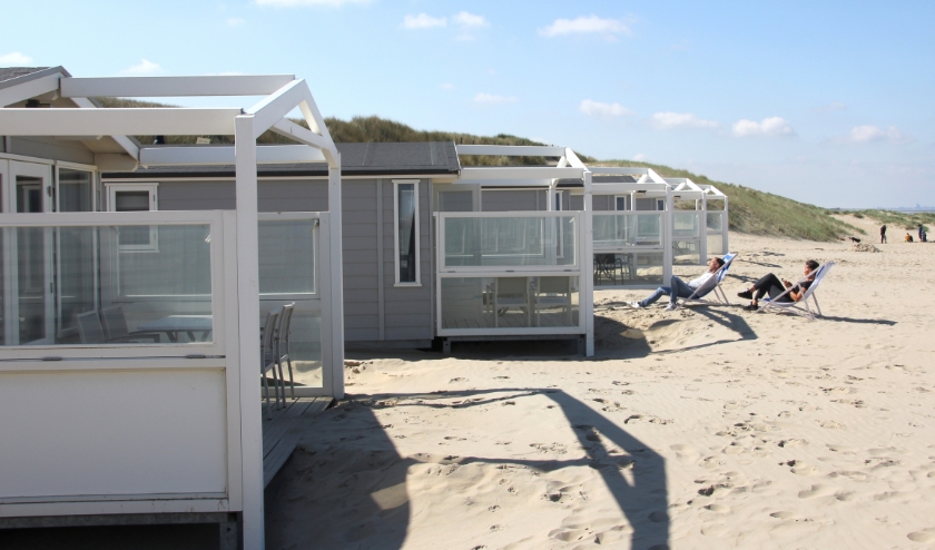 De eerste gasten melden zich als zongenieters bij de strandhuisjes op het Noordwijkse strand. | Foto: WS
