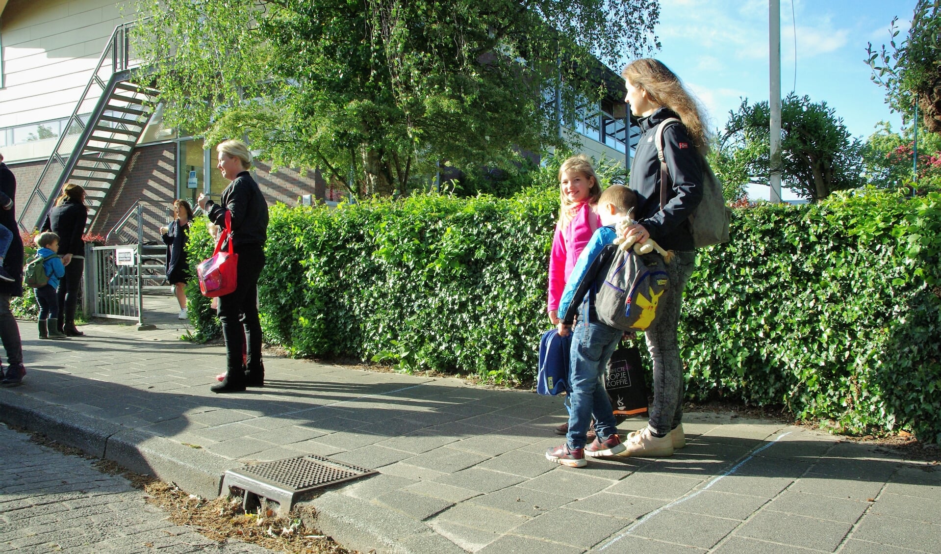 Bij basisschool De Kring gaan de leerlingen op maandag één voor één naar binnen. | Foto Willemien Timmers