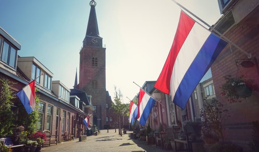 Niet zoals normaal na 18.00, maar na zonsopgang mocht dit keer de vlag al halfstok. | Foto: Tony Whelan.