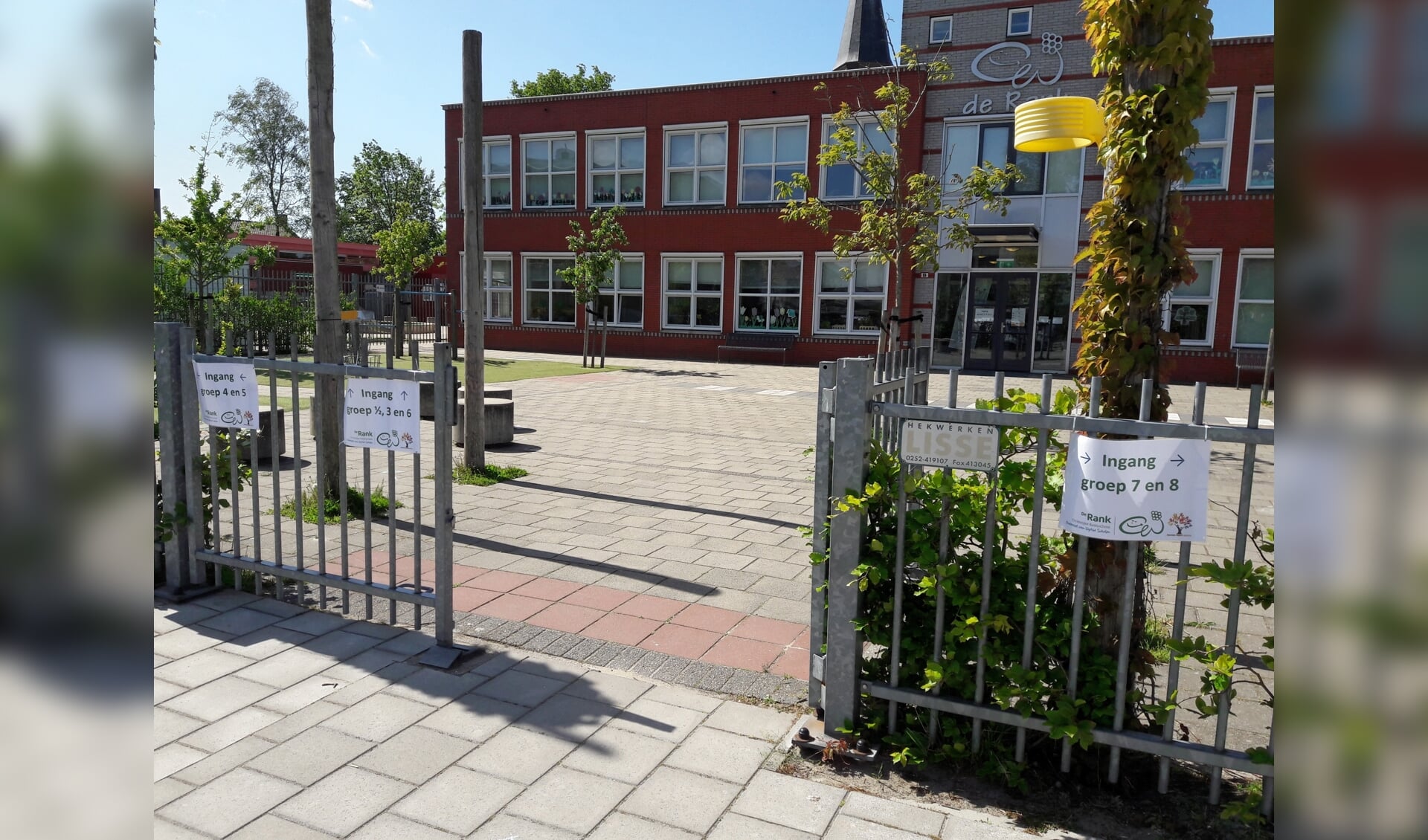 Bij basisschool De Rank in Sassenheim hebben de klassen aparte ingangen. 