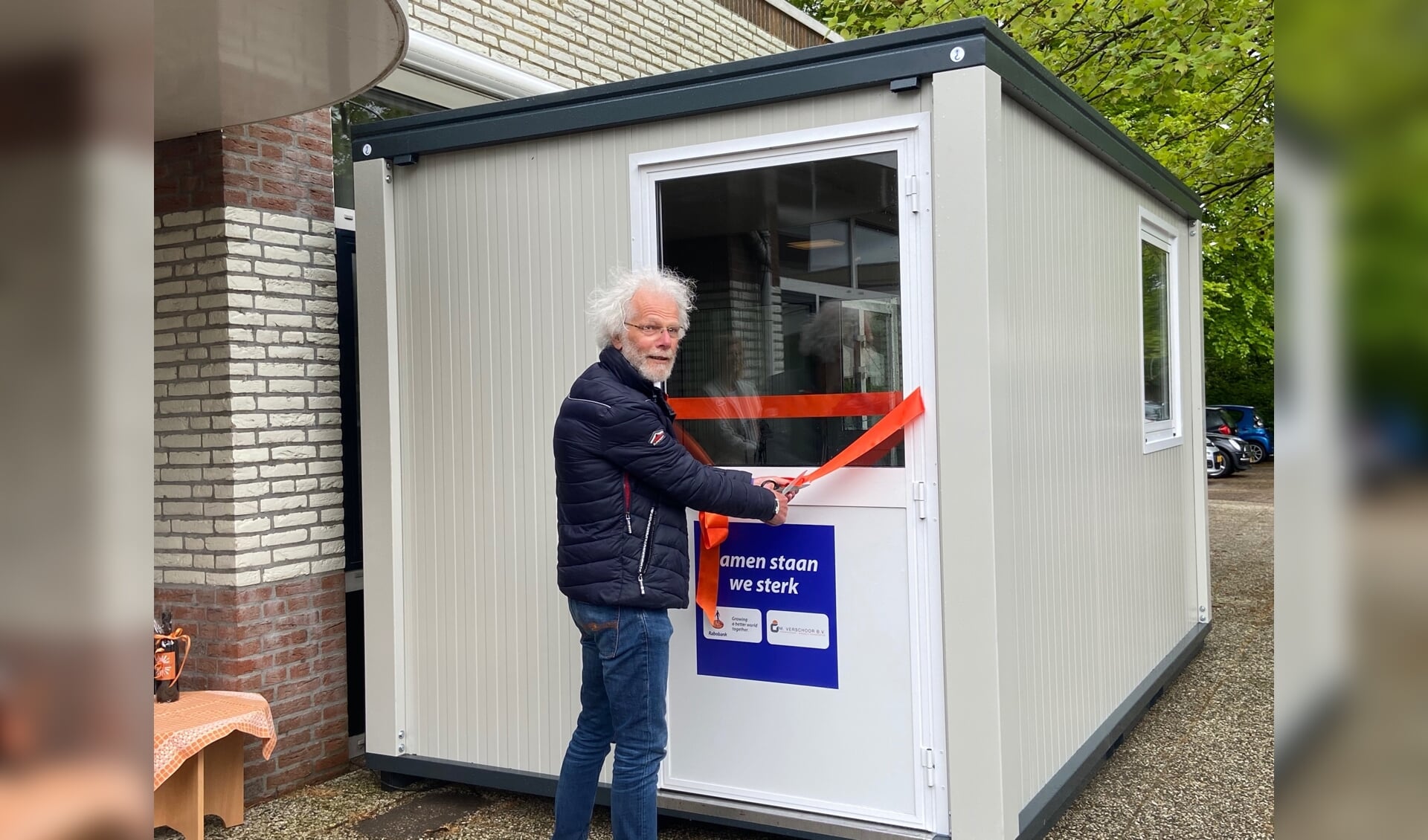 Ko Heijboer opent het bezoekhuisje bij de Bernardus. 