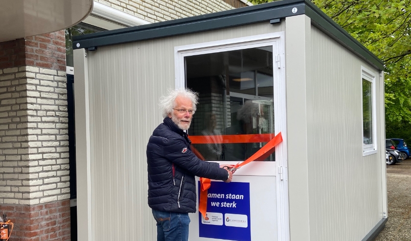 Ko Heijboer opent het bezoekhuisje bij de Bernardus.