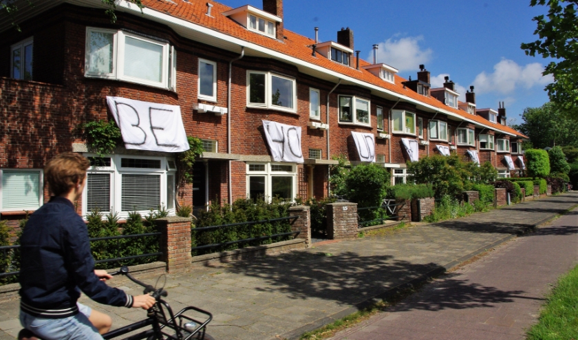 Sinds vorige week hangen doeken met 'Behoud open veld' aan de gevels. | Foto Willemien Timmers