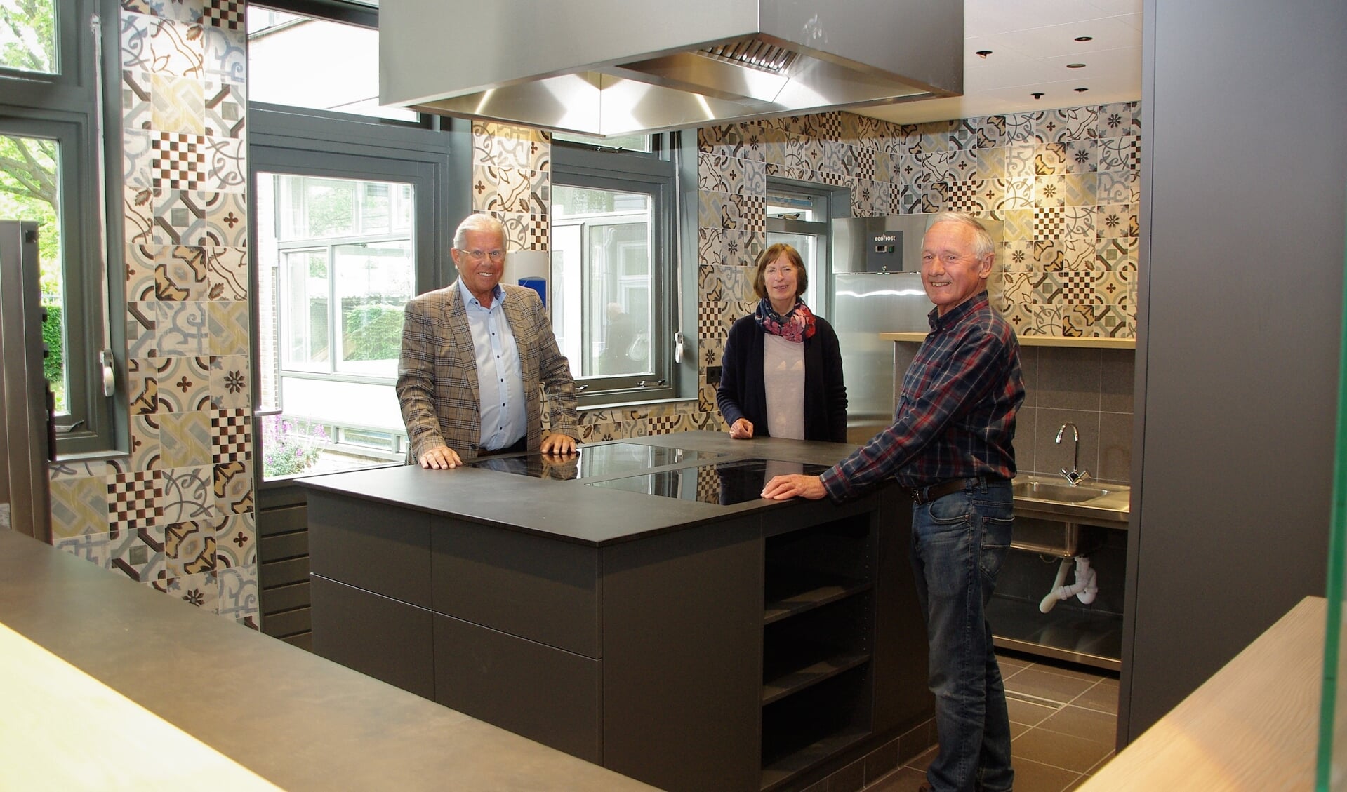 Hans Honsbeek, Ali Hellinga en Ruud Janse van Mantgem in de totaal vernieuwde keuken. | Foto Willemien Timmers