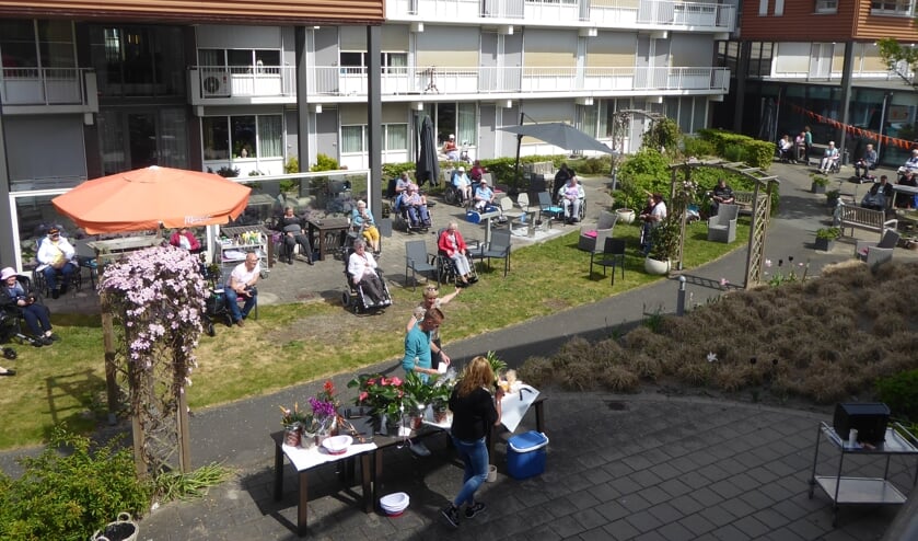 In de tuin van WZC Jeroen werd voor de bewoners een loterij gehouden door Michael Raasveldt en Ivanka Prosman. | Foto: IV