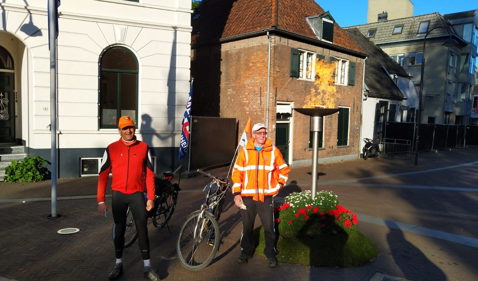 Henk van Driel (l) en Gerard van Amsterdam (r) in de vroege ochtend van 5 mei bij het bevrijdingsvuur bij Hotel De Wereld in Wageningen | Foto PR