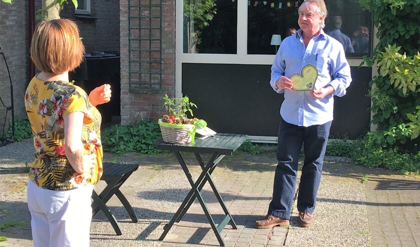 José Versmissen overhandigt de tweehonderd euro aan weldoener Wessel Eijkman.
