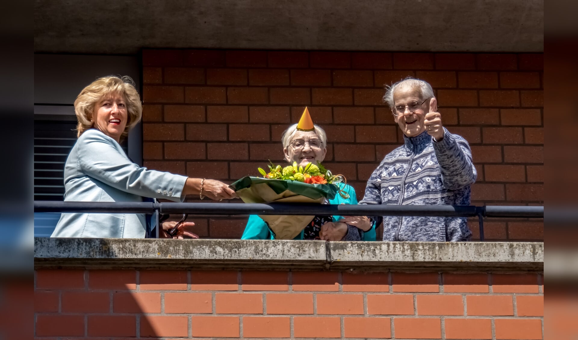 Het briljanten paar met links burgemeester Laila Driessen. | Foto: J.P. Kranenburg