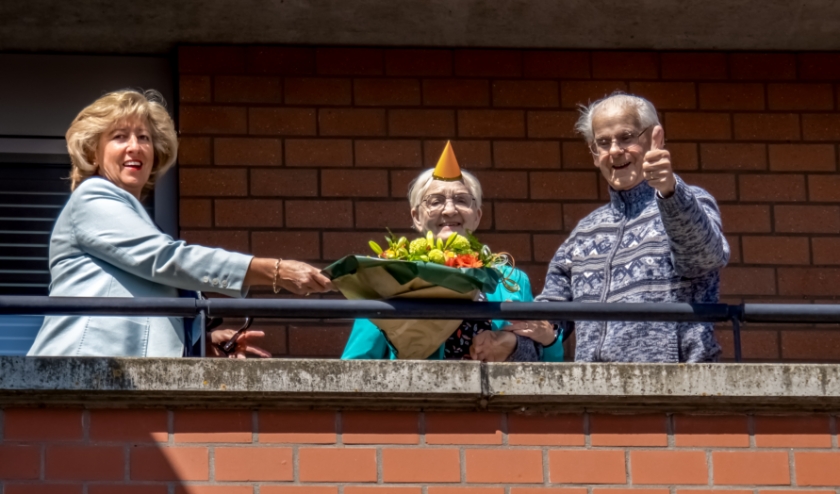 Het briljanten paar met links burgemeester Laila Driessen. | Foto: J.P. Kranenburg