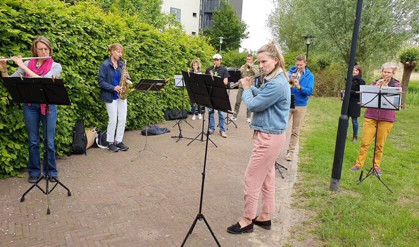 De band wilde bewoners en verzorgers van 's Heerenloo in deze moeilijke tijd graag verblijden met een spontaan optreden.