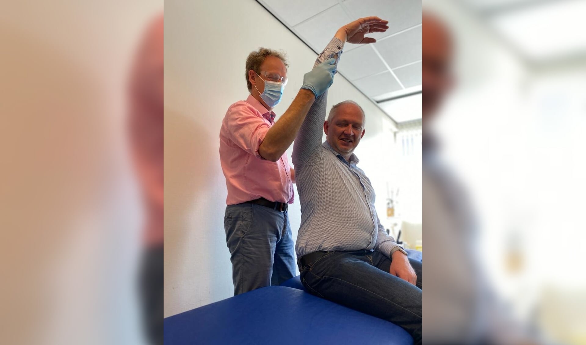 Peter Van (links) is, net als de andere Leiderdorpse fysiotherapeuten, opgelucht dat hij weer langzaamaan aan de slag kan. | Foto: PR 