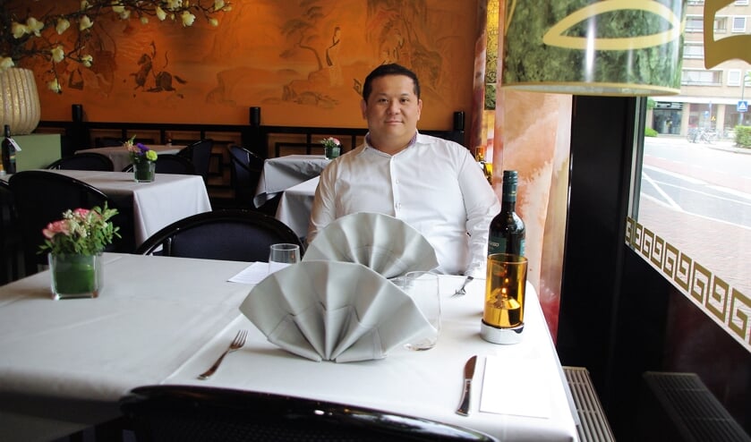 Ka Lun Ip is blij dat hij zijn gasten kan ontvangen in zijn gezellige restaurant dat volledig corona-proof is.|