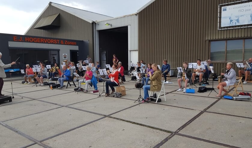 In de open lucht en met twee meter afstand konden de muzikanten van De Harpe Davids weer repeteren. | Foto: PR