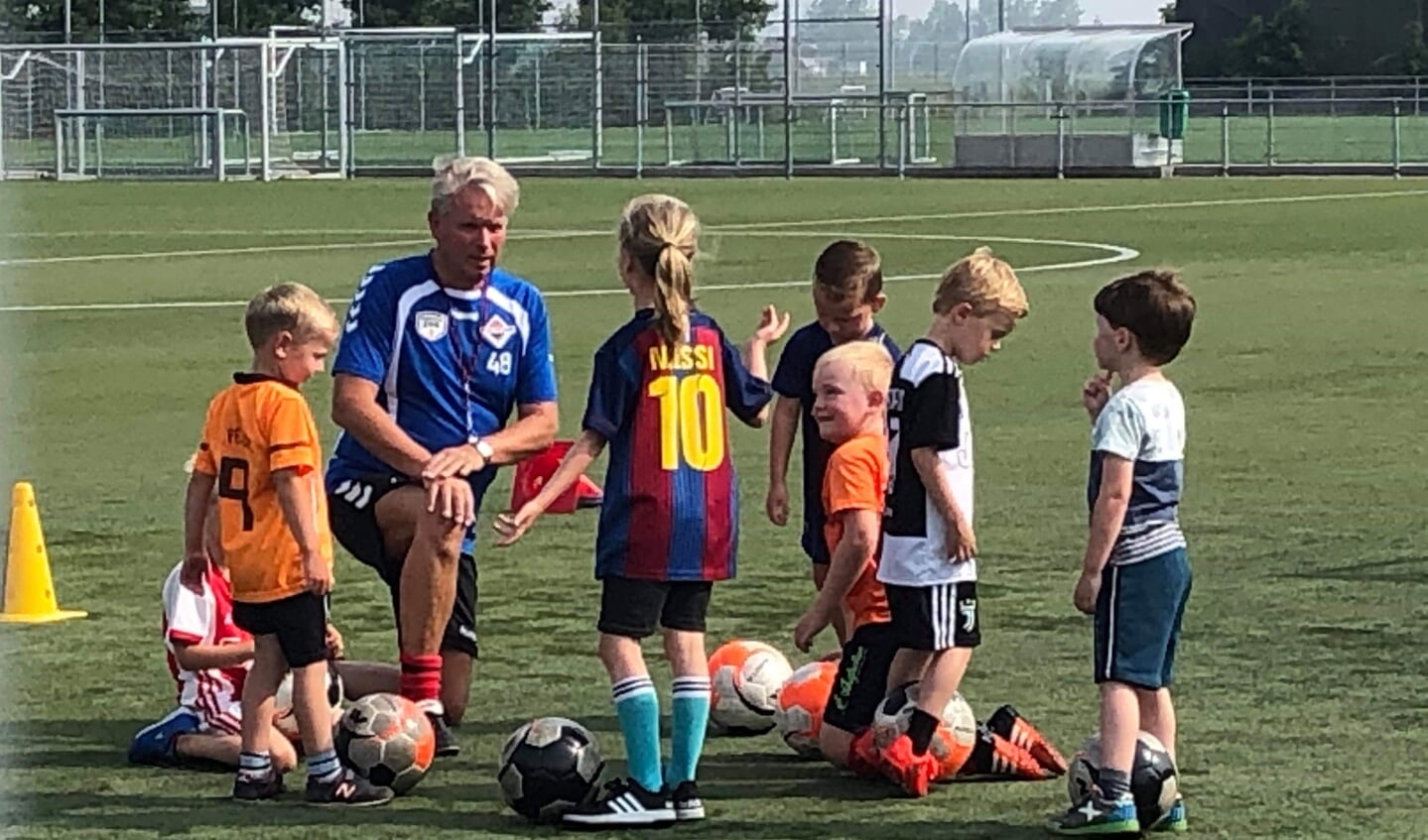 Trainer Piet van der Klugt geeft uitleg aan de Hummels. | Foto: pr.