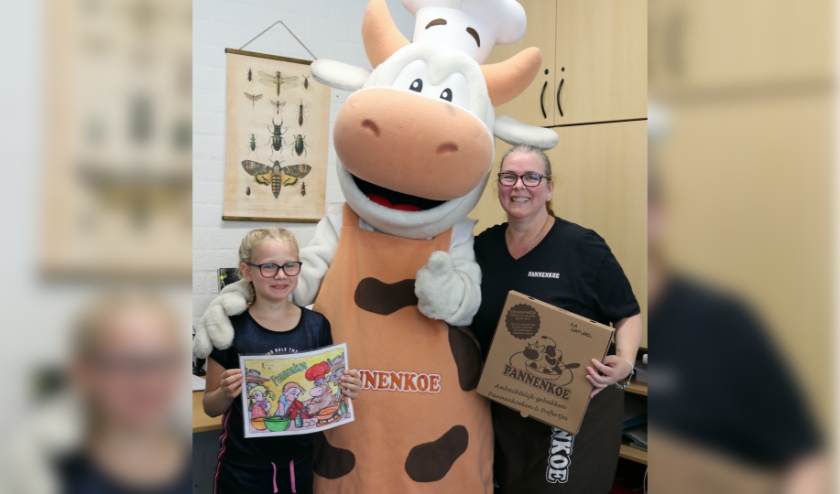 Lisa met mascotte Pannenkoe en Mirjam van der Werff.