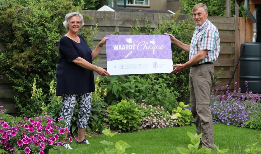 Ernie van der Voet overhandigde Ad van der Vlugt maandag een cheque ter waarde van 1500 euro voor het vernieuwen van de website.