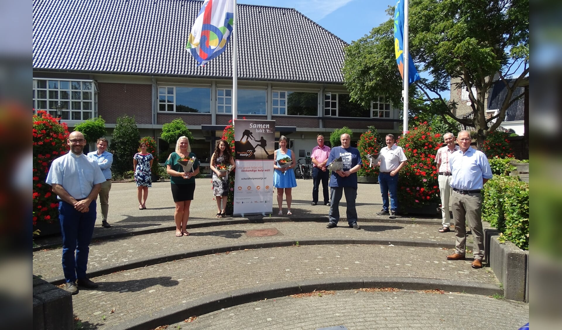 De maatjes ontvingen hun certificaat bij het gemeentehuis van wethouder Langeveld. 