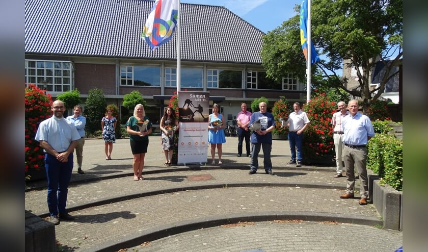 De maatjes ontvingen hun certificaat bij het gemeentehuis van wethouder Langeveld.