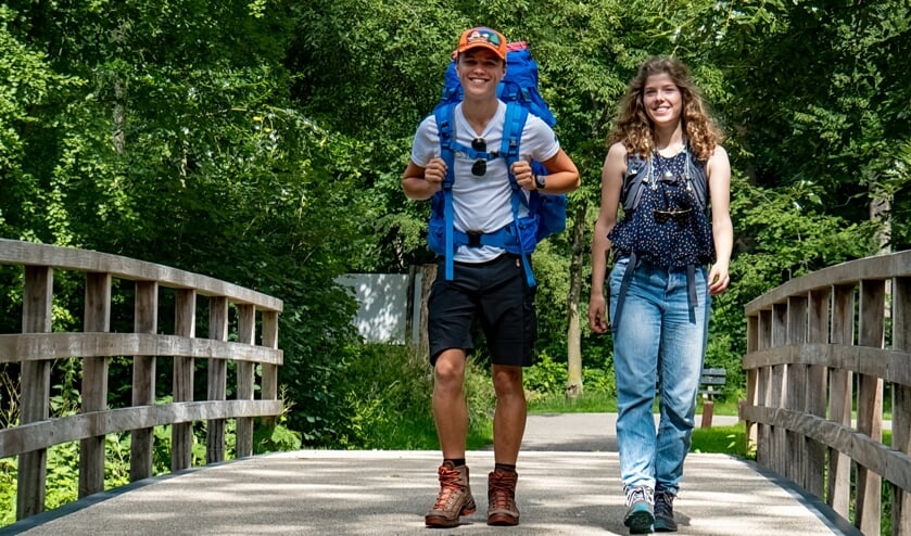 Aaron Pieterson en Mieke Oorschot, hier in het Leiderdorpse park De Houtkamp, trainen regelmatig met volle bepakking.