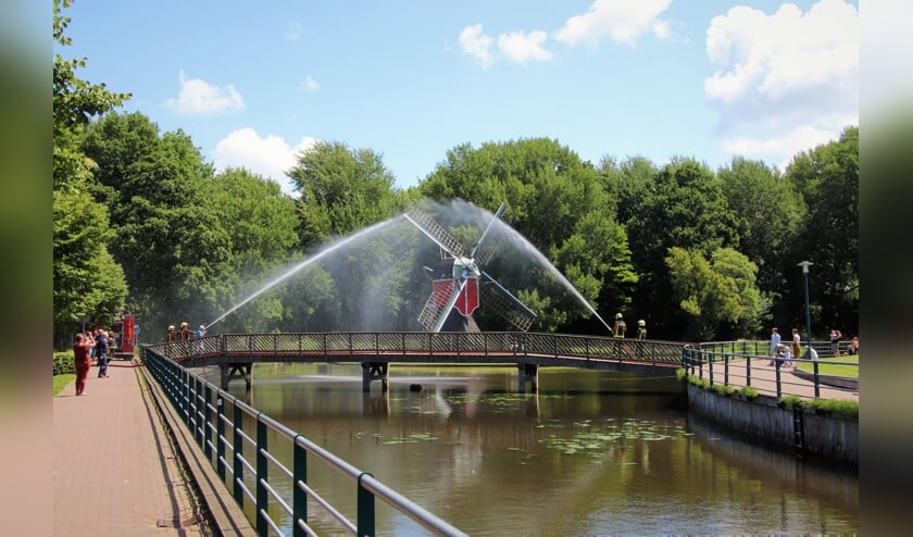 Twee brandweerspuiten vormden een ereboog van water. |