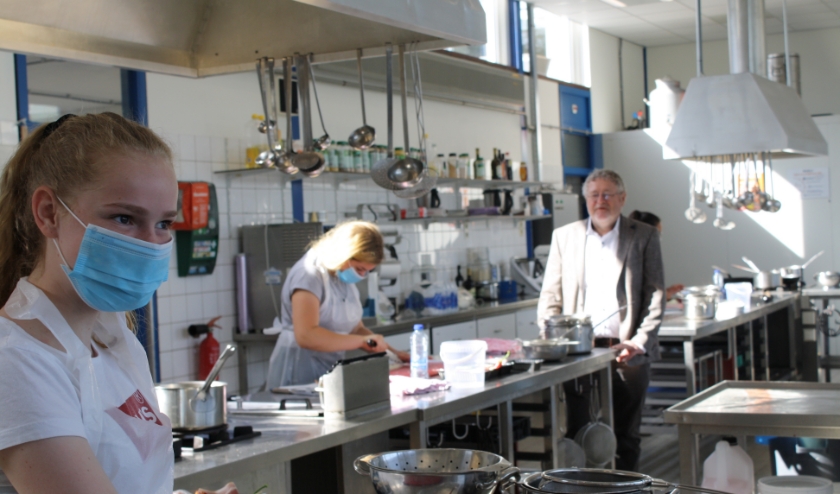 Lisa met haar klasgenoten in het praktijklokaal. Op de achtergrond directeur Ton de Groot. | Foto: Piet de Boer