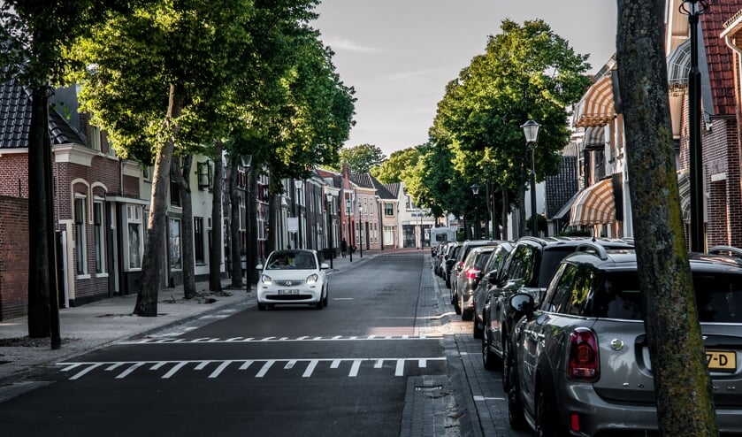 De verkeersdrempel in de Rijnstraat stuit op bezwaren. | Foto: Adrie van Duijvenvoorde