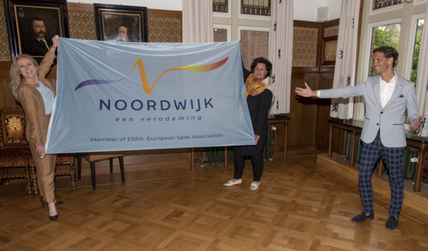 Burgemeester Verkleij, Quirine Kamphuijsen en wethouder Ter Hark tonen trots het nieuwe logo. | Foto: krolFoto