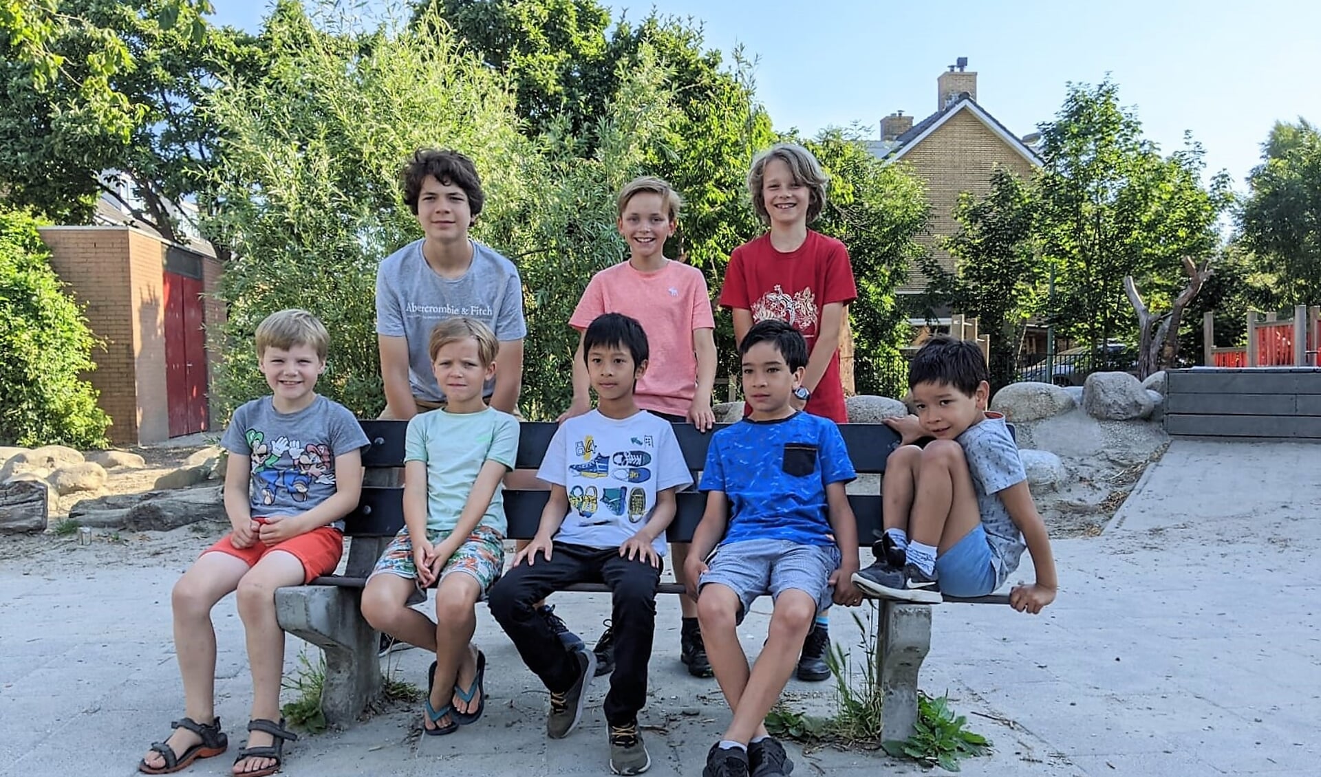 Het Oegstgeester Montessori-team bestond uit (zittend op het bankje): Nils Kruizinga, Pieter van der Salm, Elyas Nyoto, Sam Moeri, Casper Moeri & Erik Kun (niet op de foto). Op de foto staan ook de oudere Montessori-schakers Tobias Persson, Siebe Jan van der Salm en Jonathan Vijver.