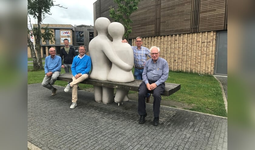 <p>De bestuursleden van Zon op Leiderdorp (v.l.n.r. Lodewijk van Aernsbergen, Coen Huisman, Johan Kools, Henk van Rooijen en Ton Cremers) bij sportzaal Hoftuyn. | Archieffoto: Marieke van Leeuwen</p>