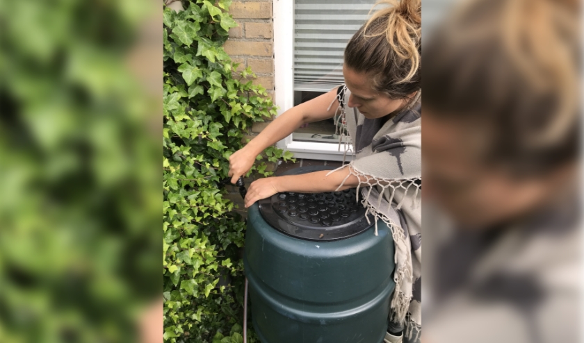 Na een goede regenbui is de regenton snel vol, daarna koppelen we deze af en laten de rest van het water in de grond verdwijnen in plaats van in het riool.